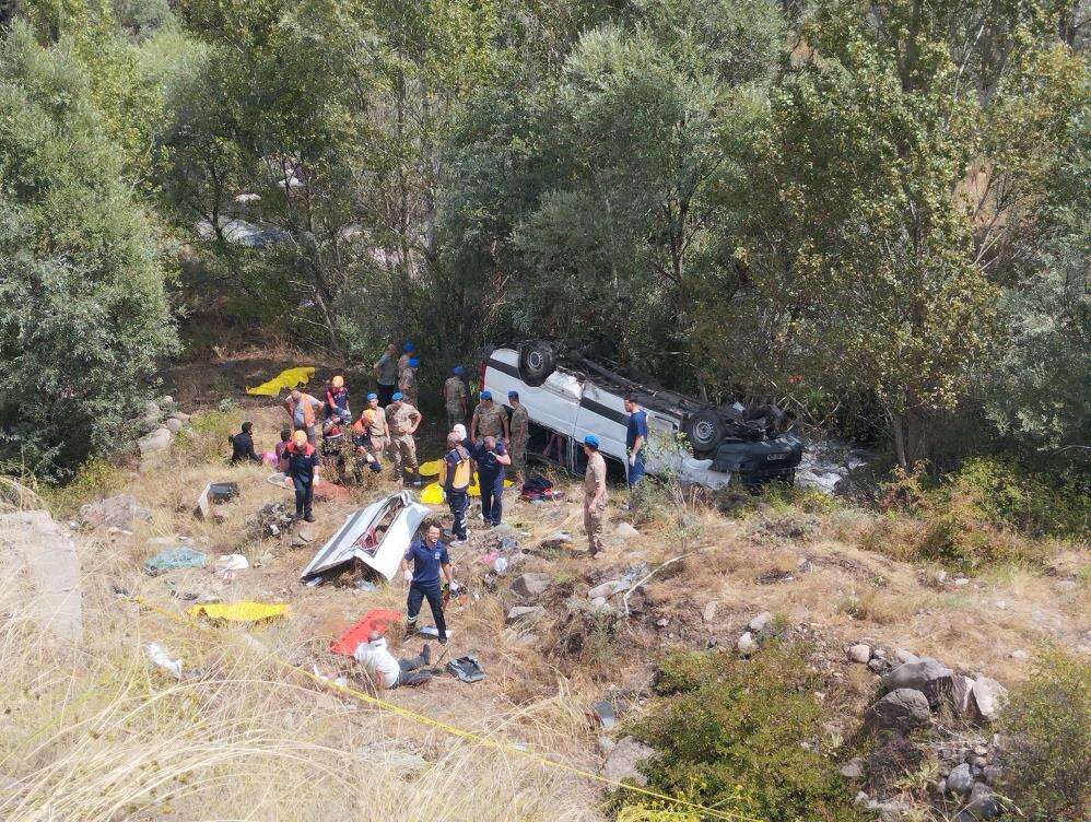 Yolcu minibüsü faciasında ölen 4 kişinin kimliği belli oldu 14